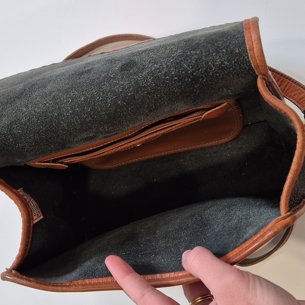 Vintage Classic Black and Tan Leather Shoulder Bag Crossbody Bag - Picture 13 of 17
